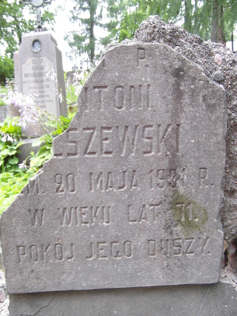 Fragment of the tomb of Alexander Schoenfeld and [An]toni [Jani]szewski, Na Rossie cemetery in Vilnius, as of 2013