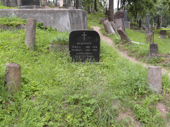 Tombstone of Leokadia Kupczynska and Maria and Tekla Olsevich, Na Rossie cemetery in Vilnius, as of 2013