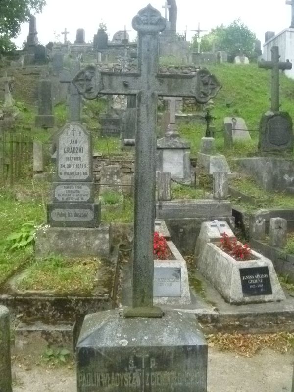 Fragment of a tombstone of Lucyna, Feliks and Paulin Perzanowski, Na Rossie cemetery in Vilnius, state 2013