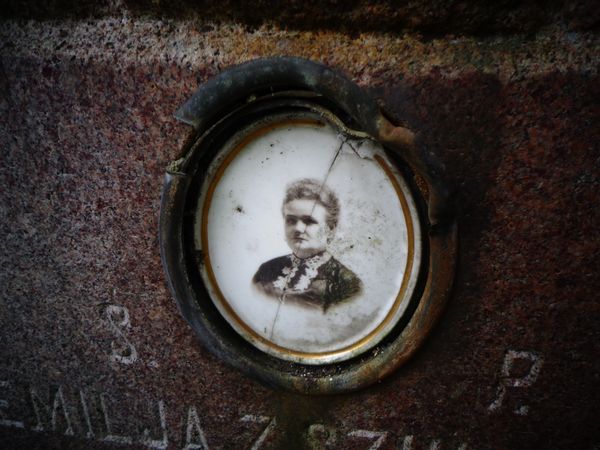 Photograph on the gravestone of Emilia Glukhovskaya, Na Rossie cemetery in Vilnius, as of 2013.