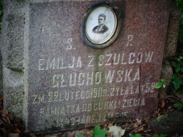Fragment of Emilia Gluchowska's gravestone, Na Rossie cemetery in Vilnius, as of 2013.