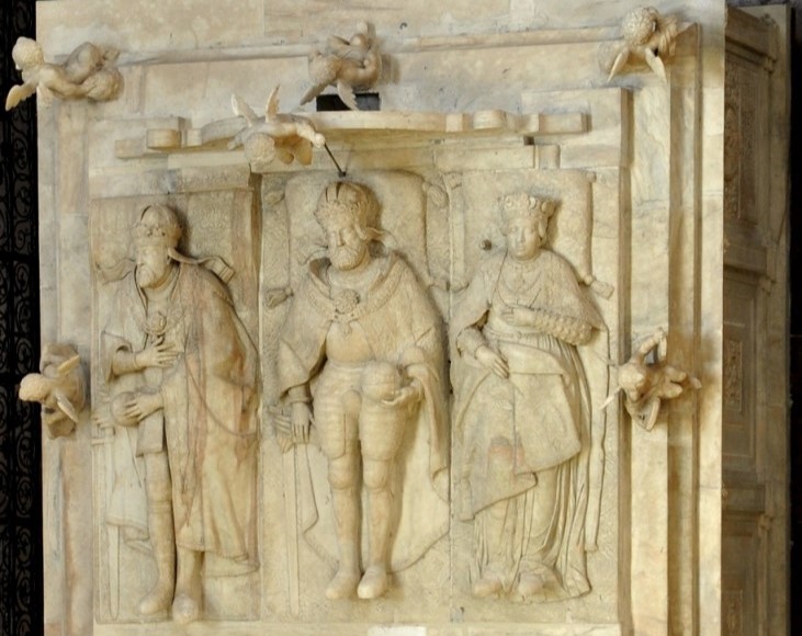 Mauzoleum Habsburgów, widok z góry, od lewej Maksymilian II, Ferdynand I, Anna Jagiellonka, fot. za: Polonika, https://polonika.pl/polonik-tygodnia/nagrobek-anny-jagiellonki-w-pradze, fot. (licencja zewnętrzna)