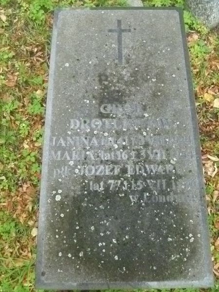 Inscription on the gravestone of Janina, Josef and Maria Drotlew, Na Rossie cemetery in Vilnius, as of 2013