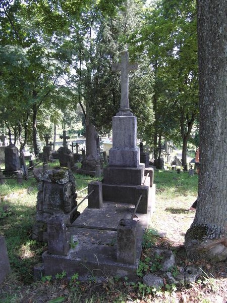 Tombstone of Elisabeth, Stefan, Katarzyna and Marian Dzik, Na Rossie cemetery in Vilnius, as of 2013