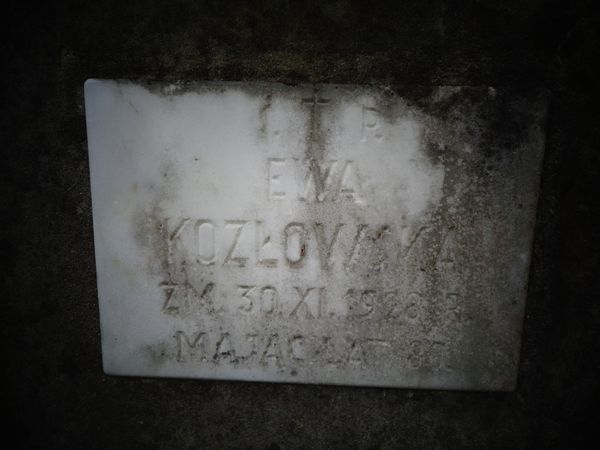 Fragment nagrobka Ewy i Józefa Kozłowskich i Zochny Piper, cmentarz Na Rossie w Wilnie, stan z 2013 r.