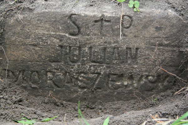 Fragment nagrobka Juliana Moraszewskiego z cmentarza na Rossie w Wilnie, stan z 2013 r.