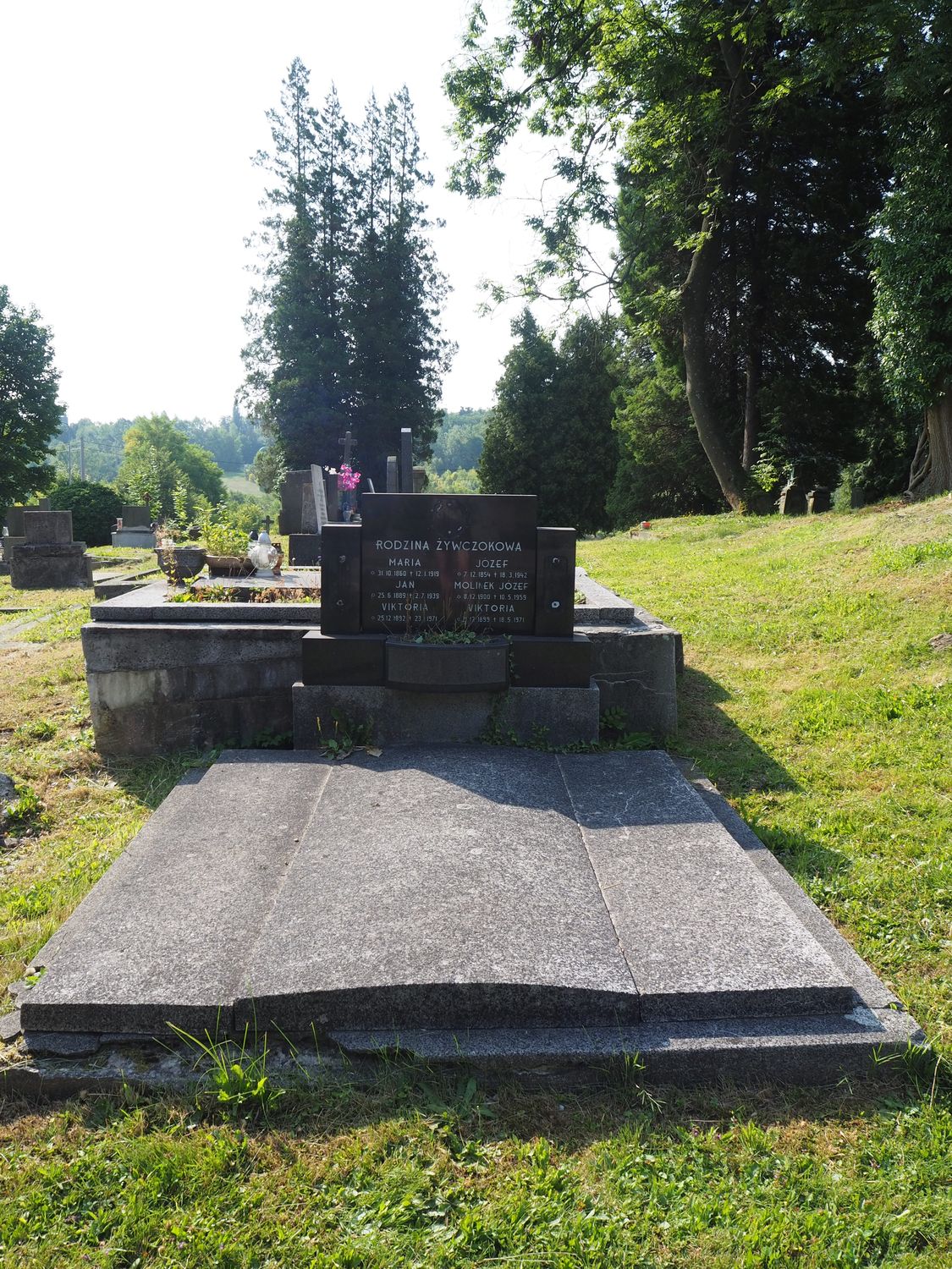 Nagrobek rodziny Żywczokowa,  cmentarz w Karwinie Doły, stan z 2022 r.