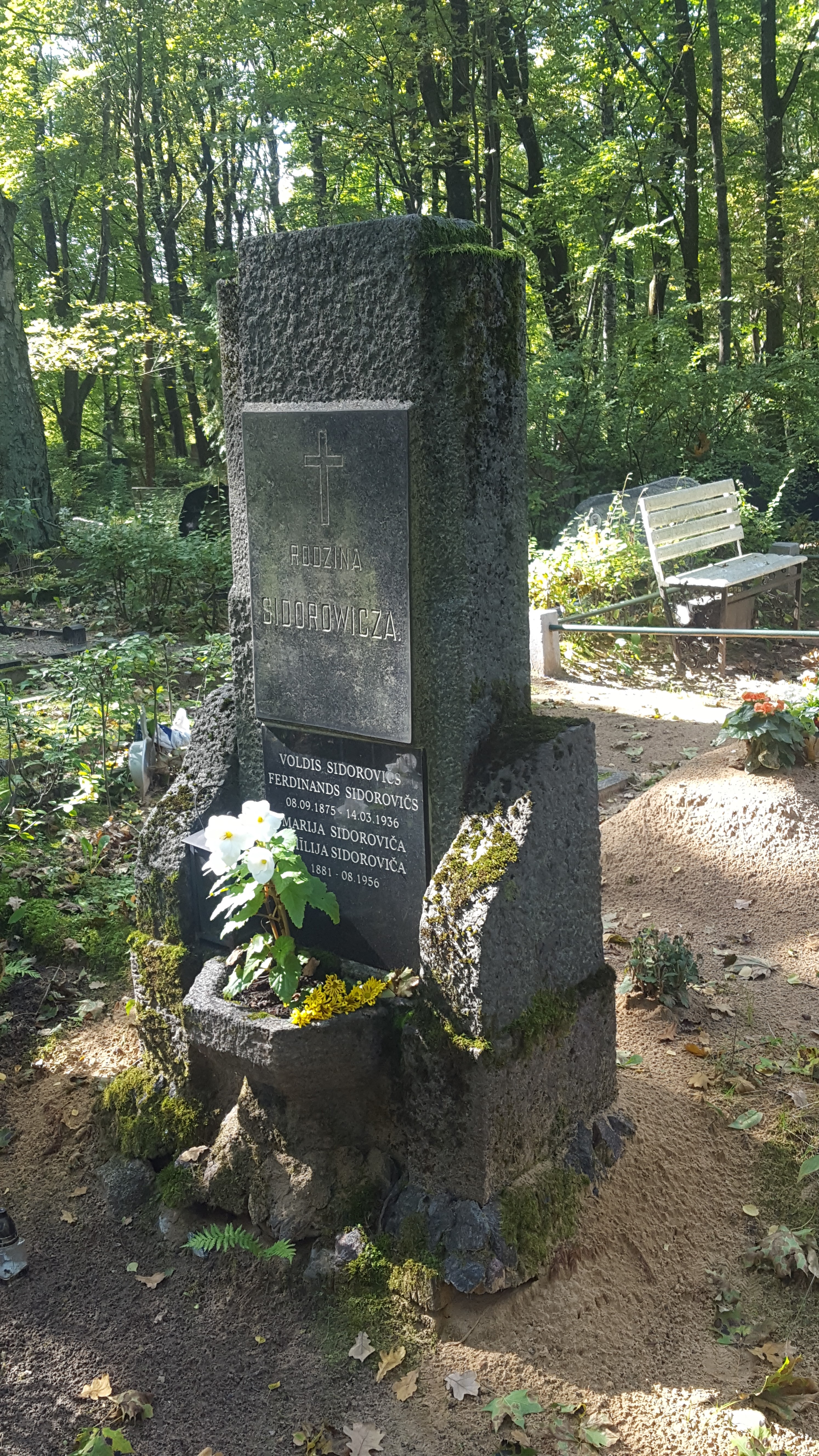 Nagrobek rodziny Sidorowiczów, cmentarz św. Michała w Rydze, stan z 2021 r.