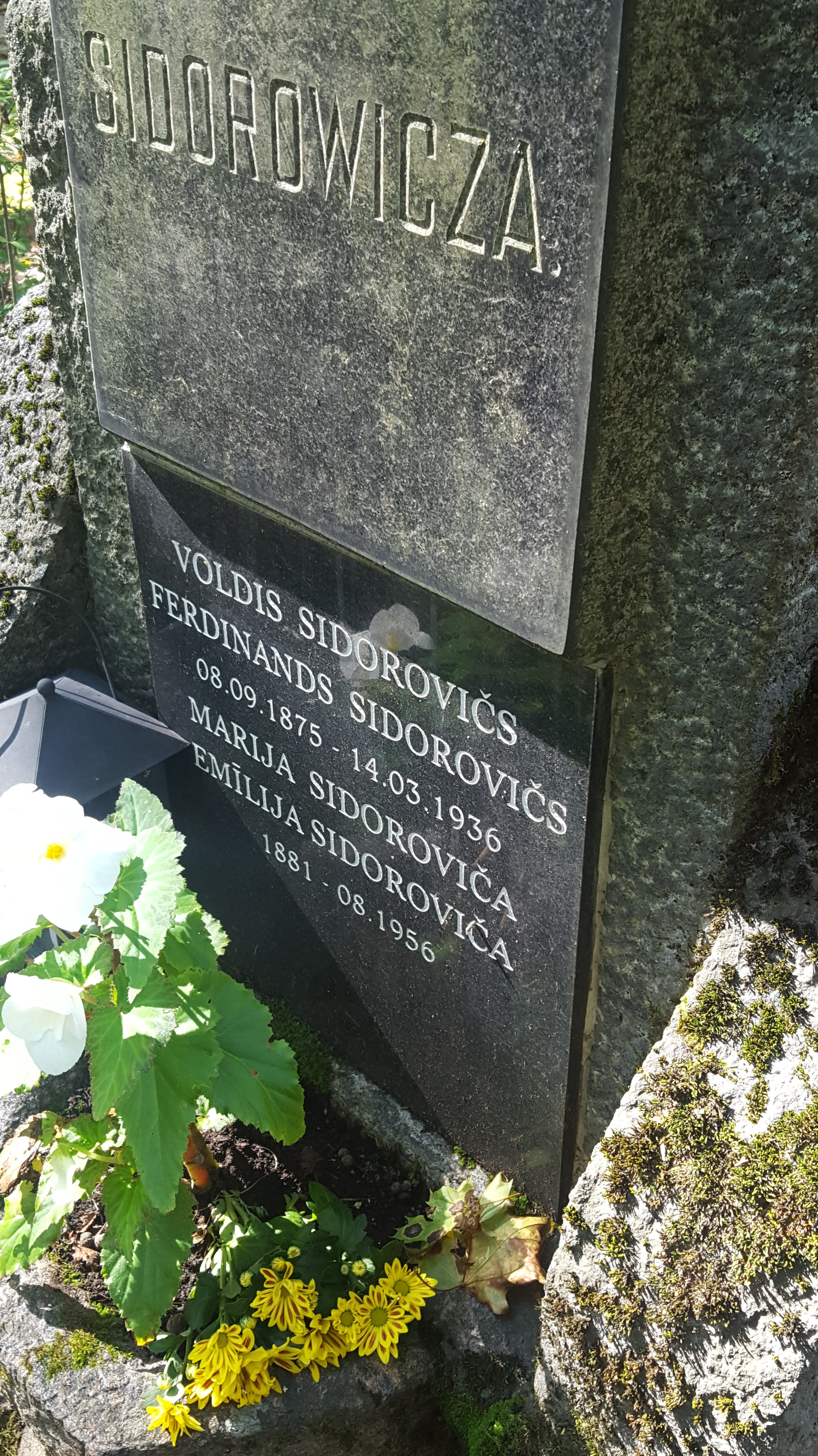 Napis z nagrobka rodziny Sidorowiczów, cmentarz św. Michała w Rydze, stan z 2021 r.
