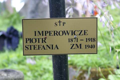 Fragment of a tombstone of Piotr and Stefania Imperowicz, Na Rossie cemetery in Vilnius, as of 2013