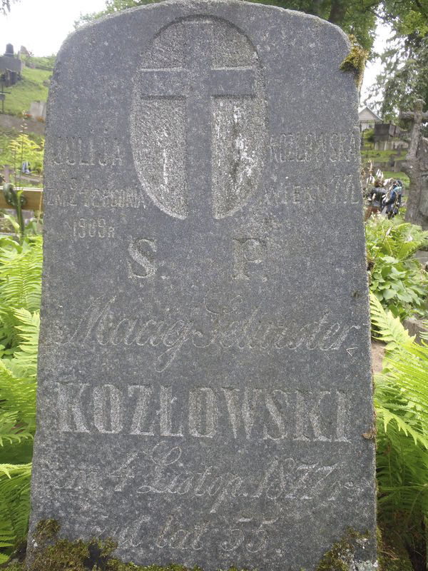 Inskrypcja na nagrobku Julii i Macieja Kozłowskich, cmentarz na Rossie w Wilnie, stan z 2013
