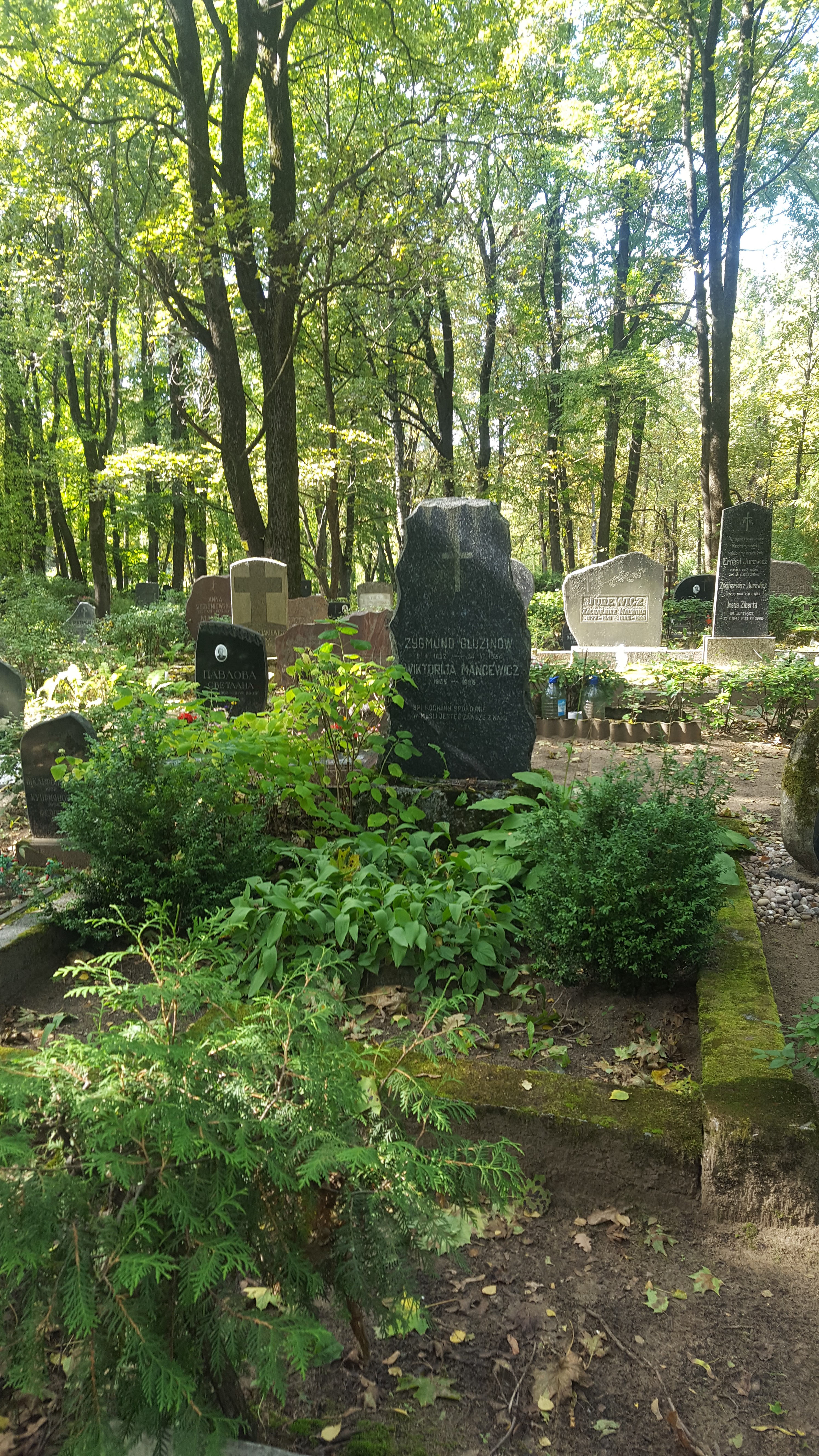 Tombstone of Sigmund Gluzinov and Viktoria Mancevich, St Michael's cemetery in Riga, as of 2021.