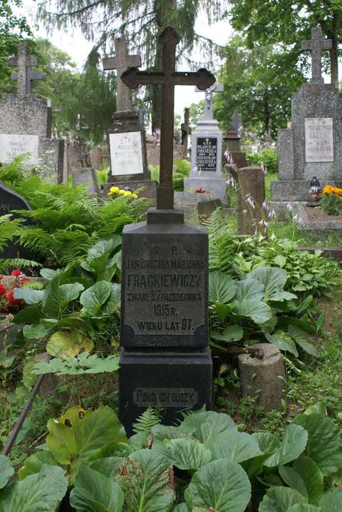 Tombstone of Jan and Marianna Frąckiewicz, Na Rossie cemetery in Vilnius, as of 2013
