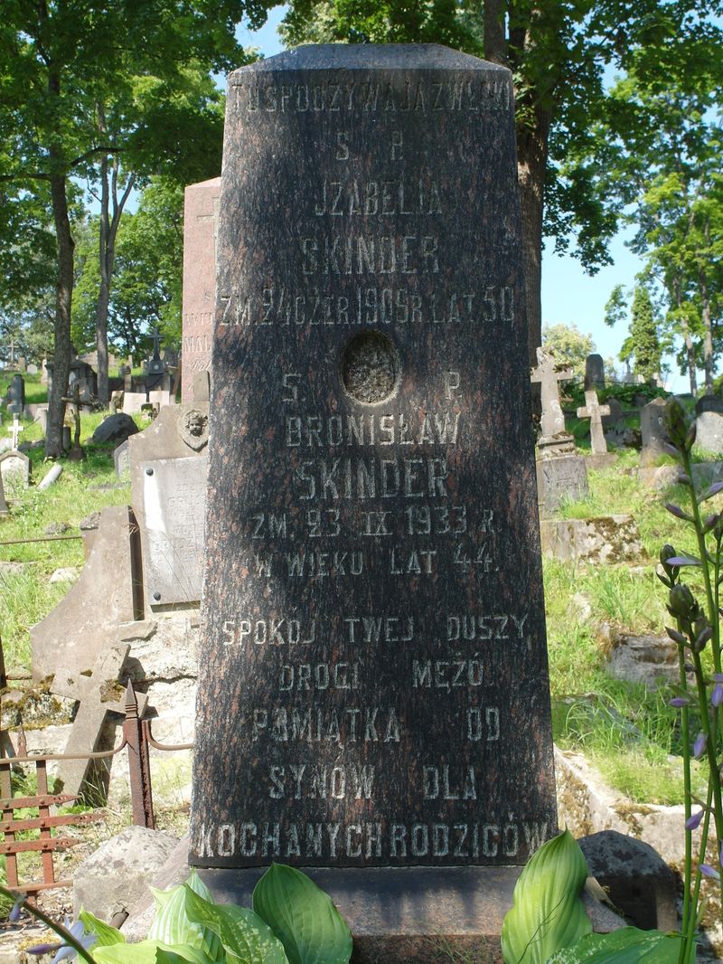 Fragment nagrobka Aleksandra, Bronisława i Izabeli Skinder, cmentarz na Rossie w Wilnie, stan z 2015