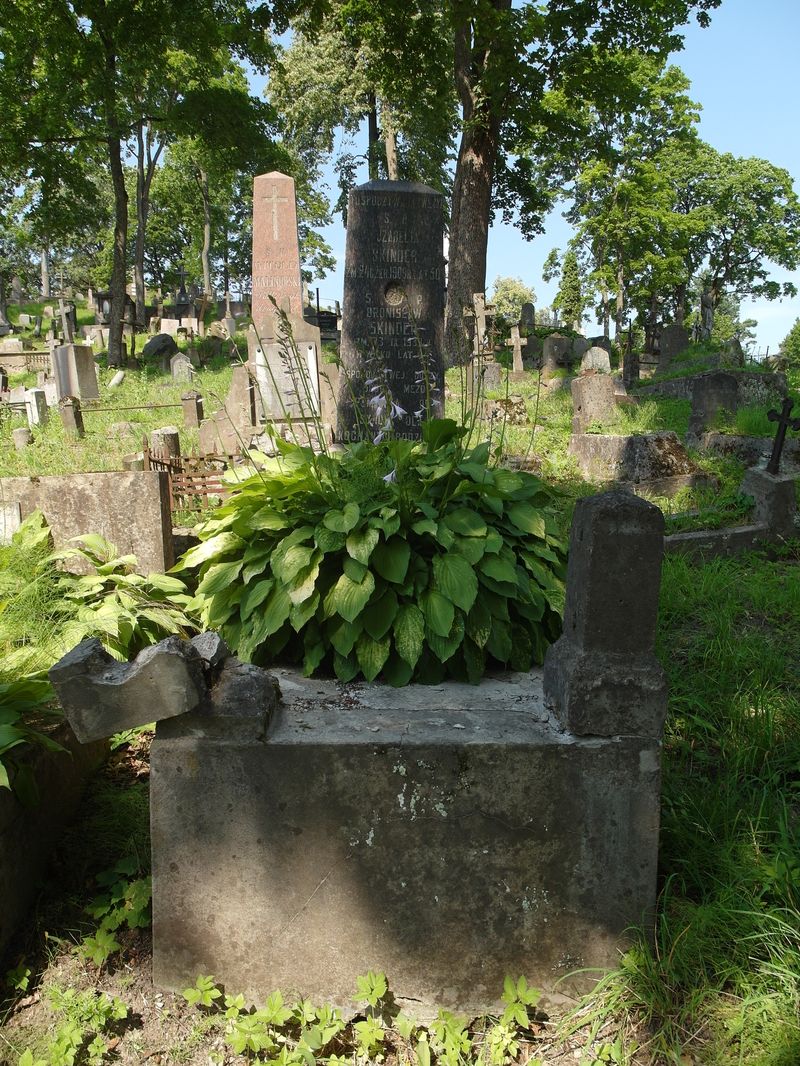 Tombstone of Alexander, Bronislaw and Izabela Skinder, Ross Cemetery, Vilnius, 2015