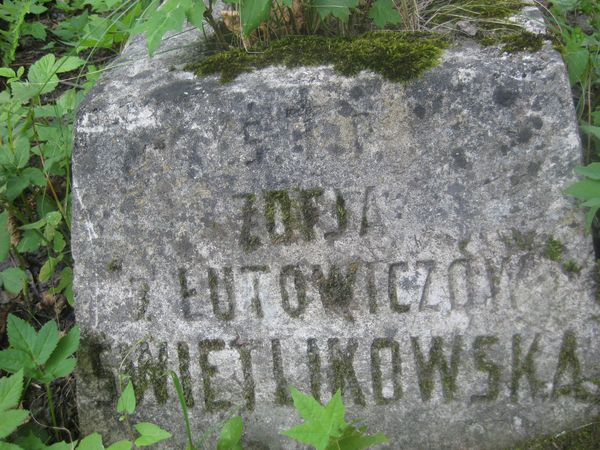 Fragment nagrobka Zofii Świetlikowskiej, cmentarz na Rossie, stan z 2013 roku