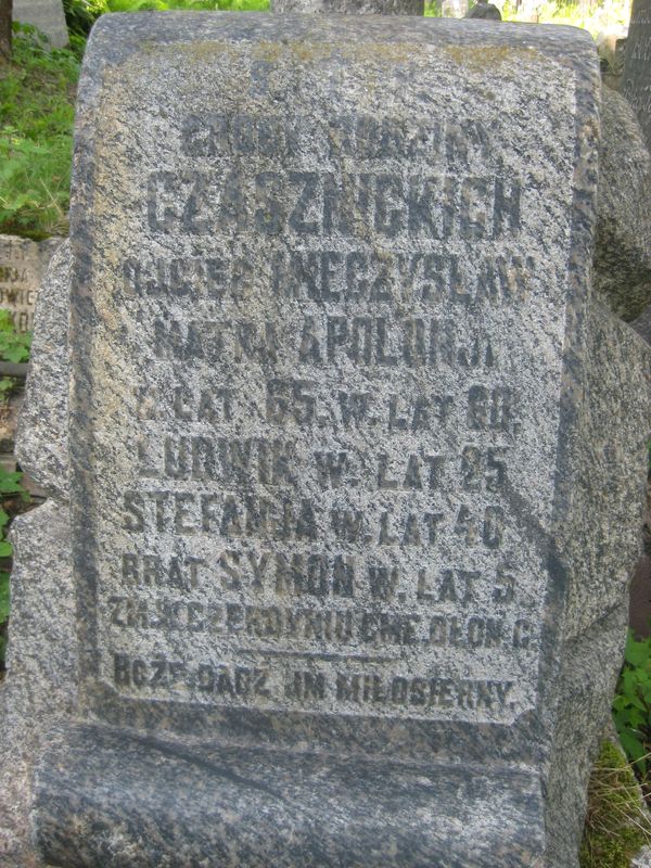 Fragment nagrobka rodziny Czasznickich, cmentarz na Rossie, stan z 2013 roku