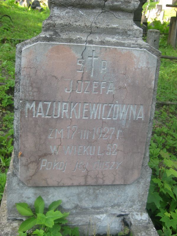 Фрагмент надгробка Юзефи Мазуркевич, цвинтар Рось, станом на 2013 рік