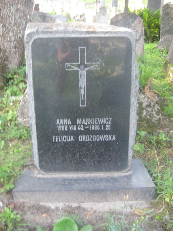 Fragment nagrobka Felicji Drozdowskiej i Anny Markiewicz, cmentarz na Rossie, stan z 2013 roku