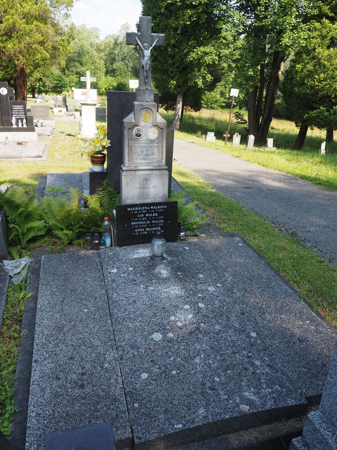 Tombstone of the Szeliga and Walek families, Karviná Doły cemetery, as of 2022.