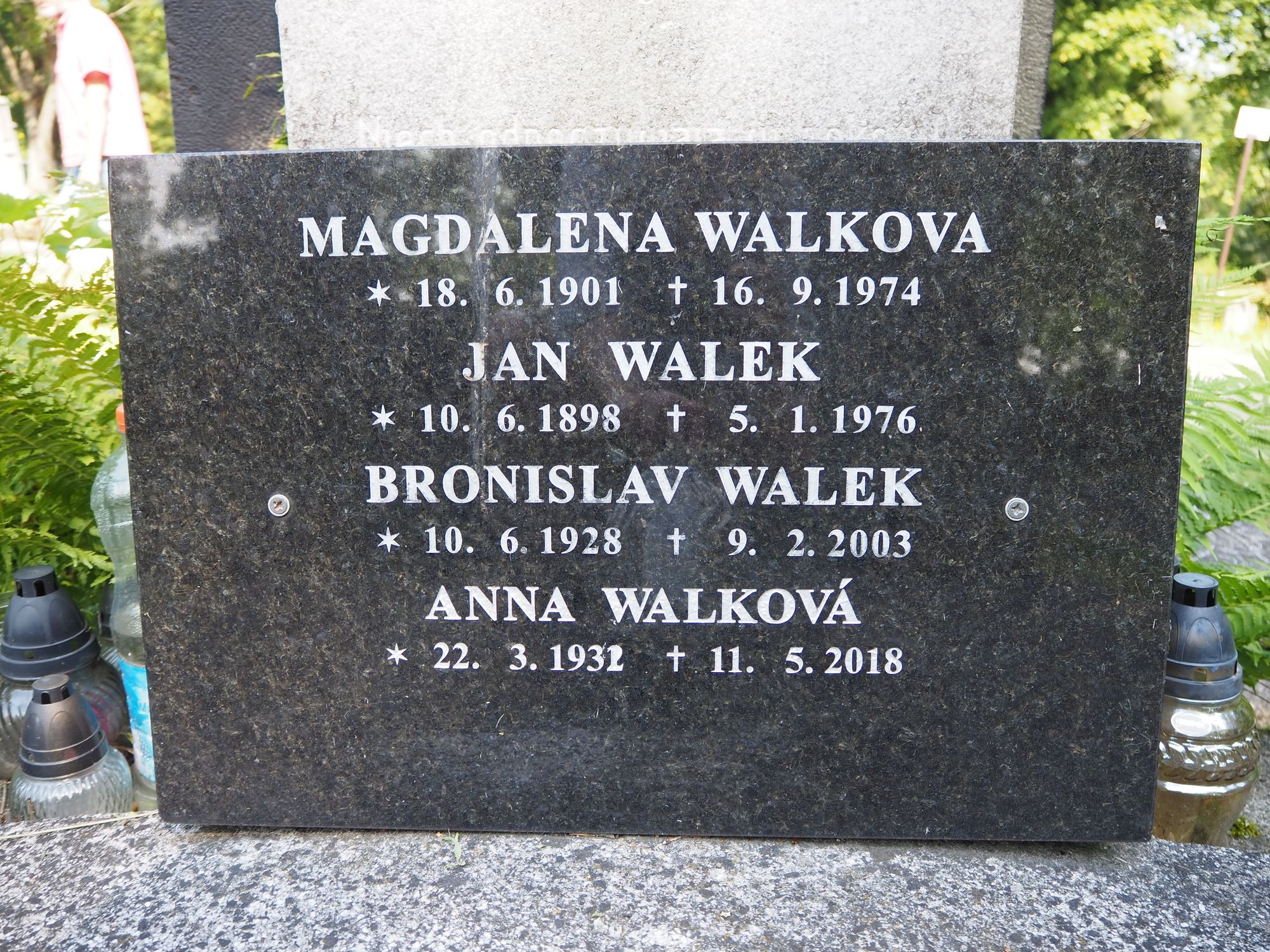 Secondary plaque from the gravestone of the Szeliga and Walek families, Karviná Doły cemetery, as of 2022.