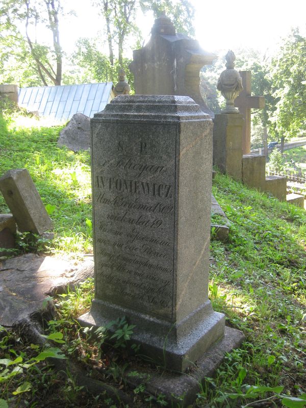 Nagrobek ks. Felicjana Antoniewicza, cmentarz na Rossie w Wilnie, stan na 2013 r.