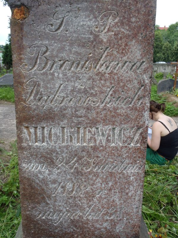 Inskrypcja na nagrobku Anieli Dąbrowskiej i Bronisławy Mickiewicz, cmentarz na Rossie w Wilnie, stan z 2013