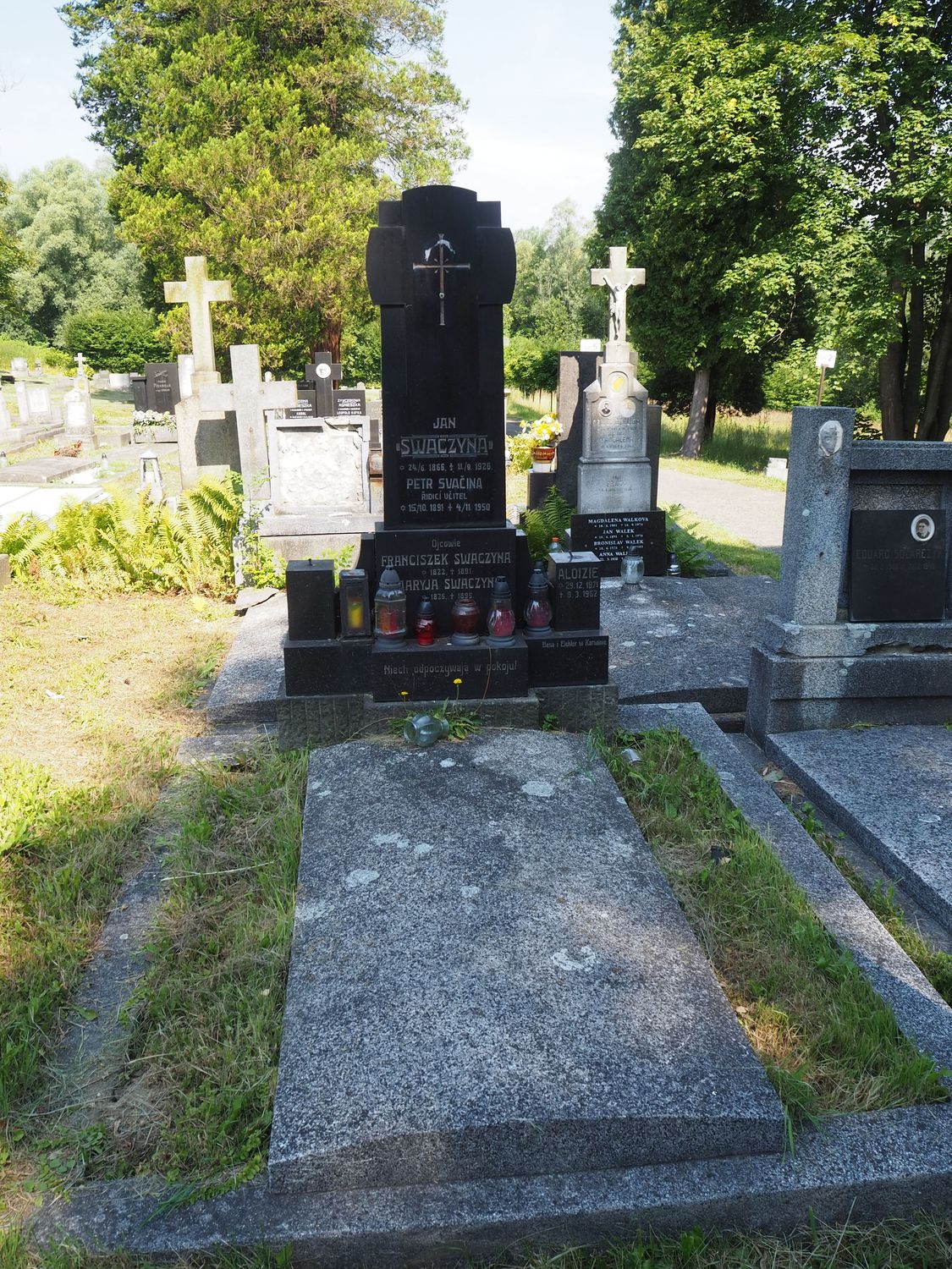 Tombstone of the Swaczyna family, Karviná Důl cemetery, as of 2022.