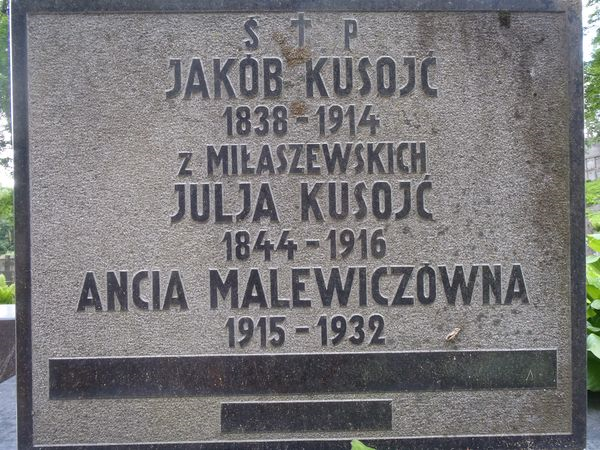 Inscription on the gravestone of Anca Malevichovna, Jakub and Julia Kusojci, Ross Cemetery in Vilnius, as of 2013