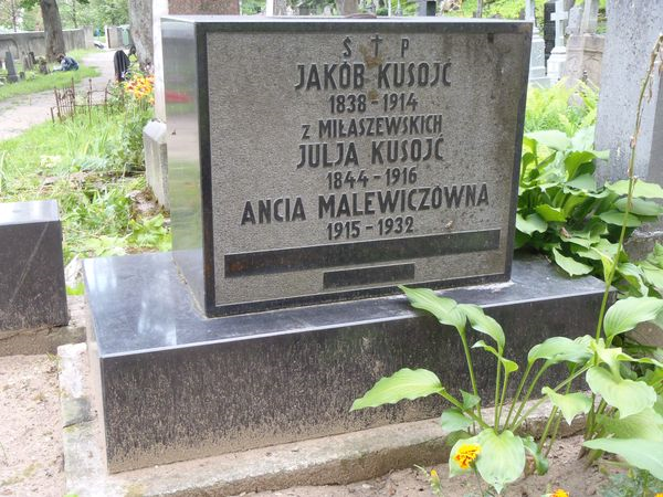 Tombstone of Anca Malevichovna, Jakub and Julia Kusojci, Rossa cemetery in Vilnius, as of 2013