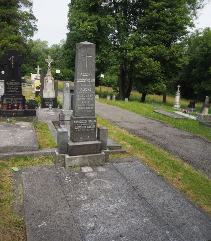 Nagrobek rodziny Szostkowa i Szkuta, cmentarz w Karwinie-Doły, stan z 2022 r.