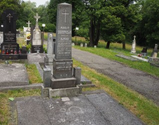 Nagrobek rodziny Szostkowa i Szkuta, cmentarz w Karwinie-Doły, stan z 2022 r.