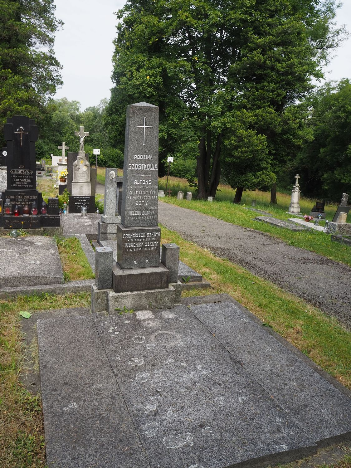 Nagrobek rodziny Szostkowa i Szkuta, cmentarz w Karwinie-Doły, stan z 2022 r.