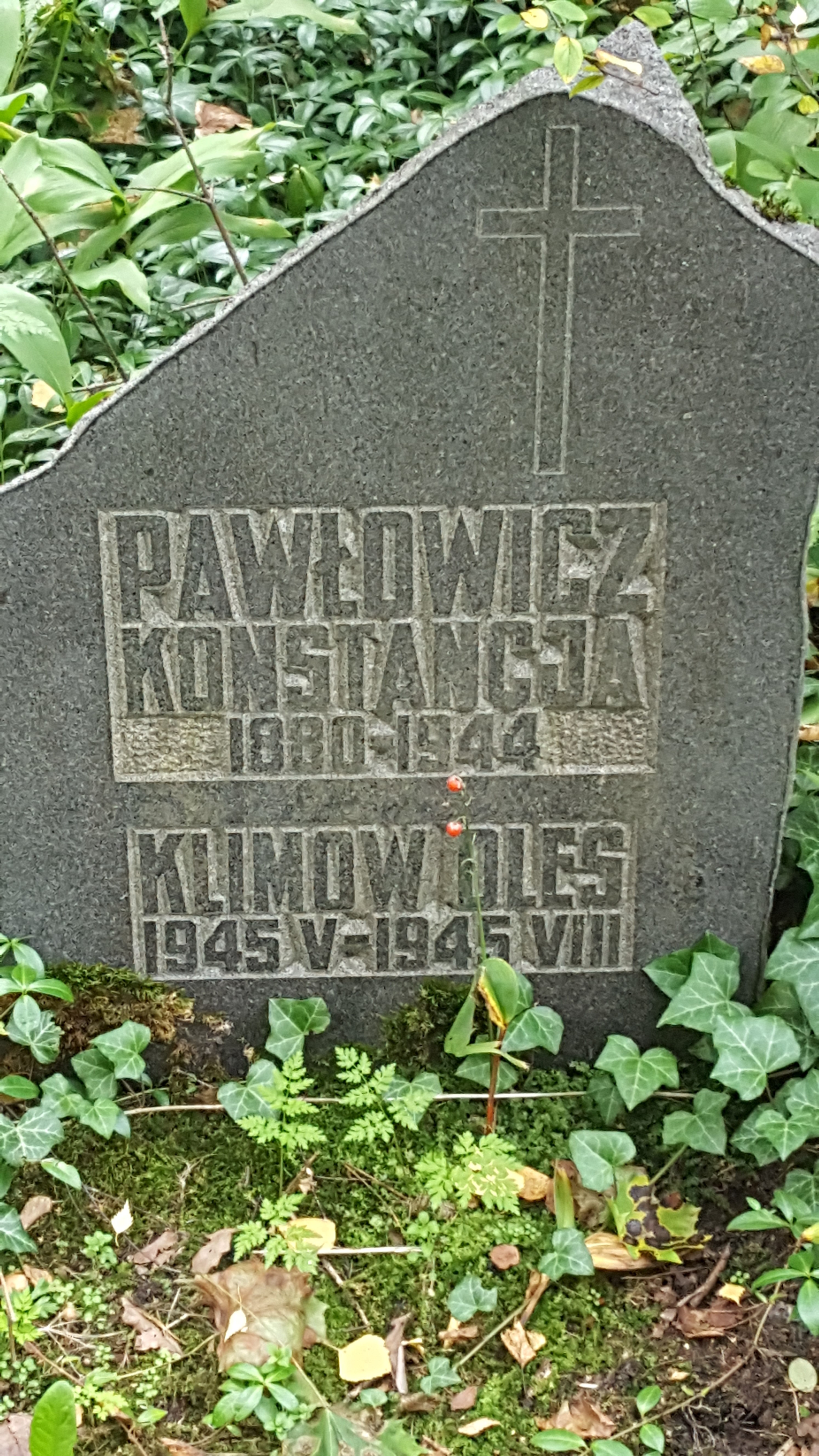 Napis z nagrobka Olesia Klimowa, Konstancji Pawłowicz, cmentarz św. Michała w Rydze, stan z 2021 r.
