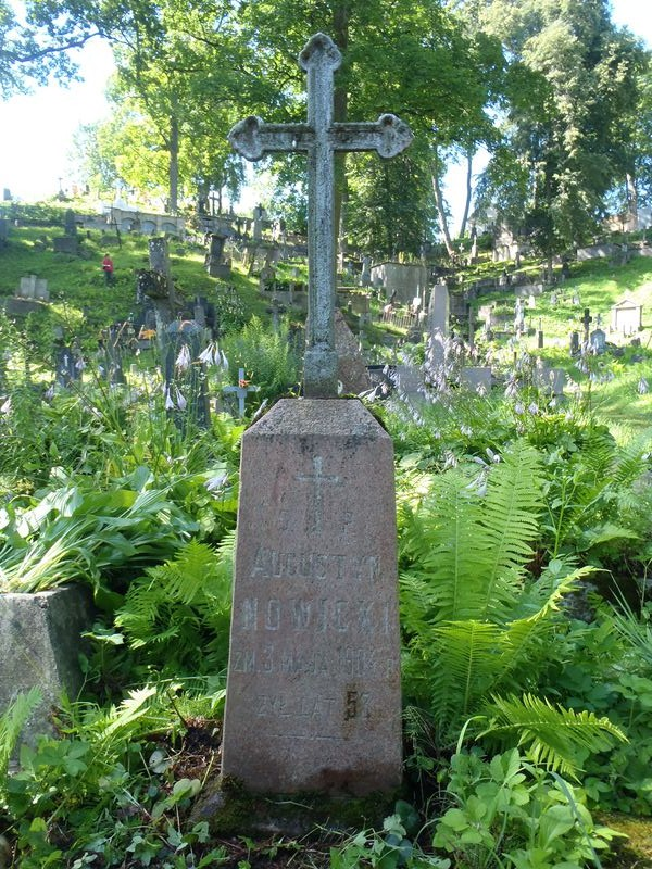 Nagrobek Augustyna Nowickiego, cmentarz na Rossie w Wilnie, stan z 2013