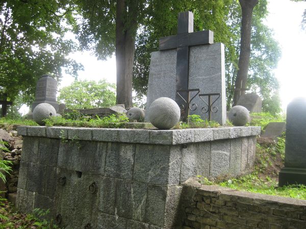 Tomb of Jadwiga Puszczyc-Sawicka and Anna and Jerzy Umastowski, Ross Cemetery in Vilnius, as of 2013.