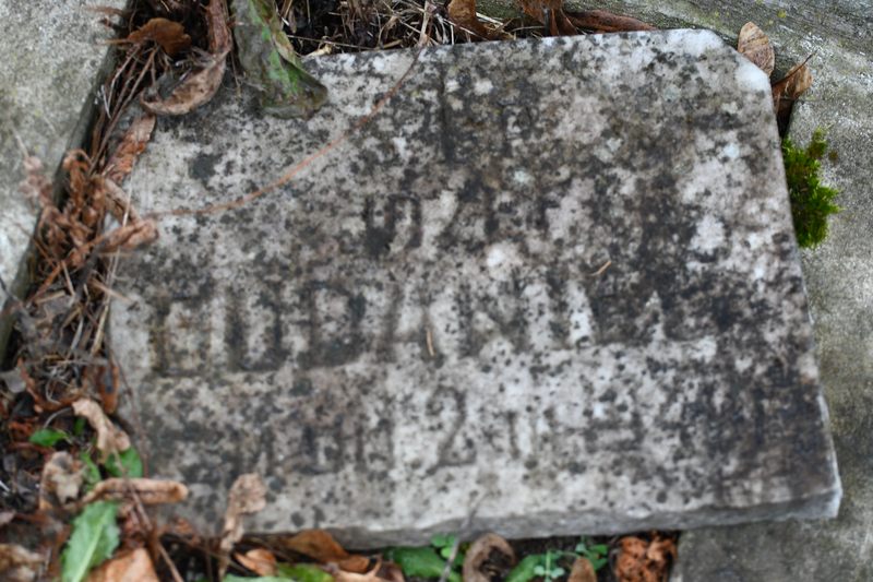 Fragment nagrobka Józefa Gudańca, cmentarz na Rossie w Wilnie, stan z 2019