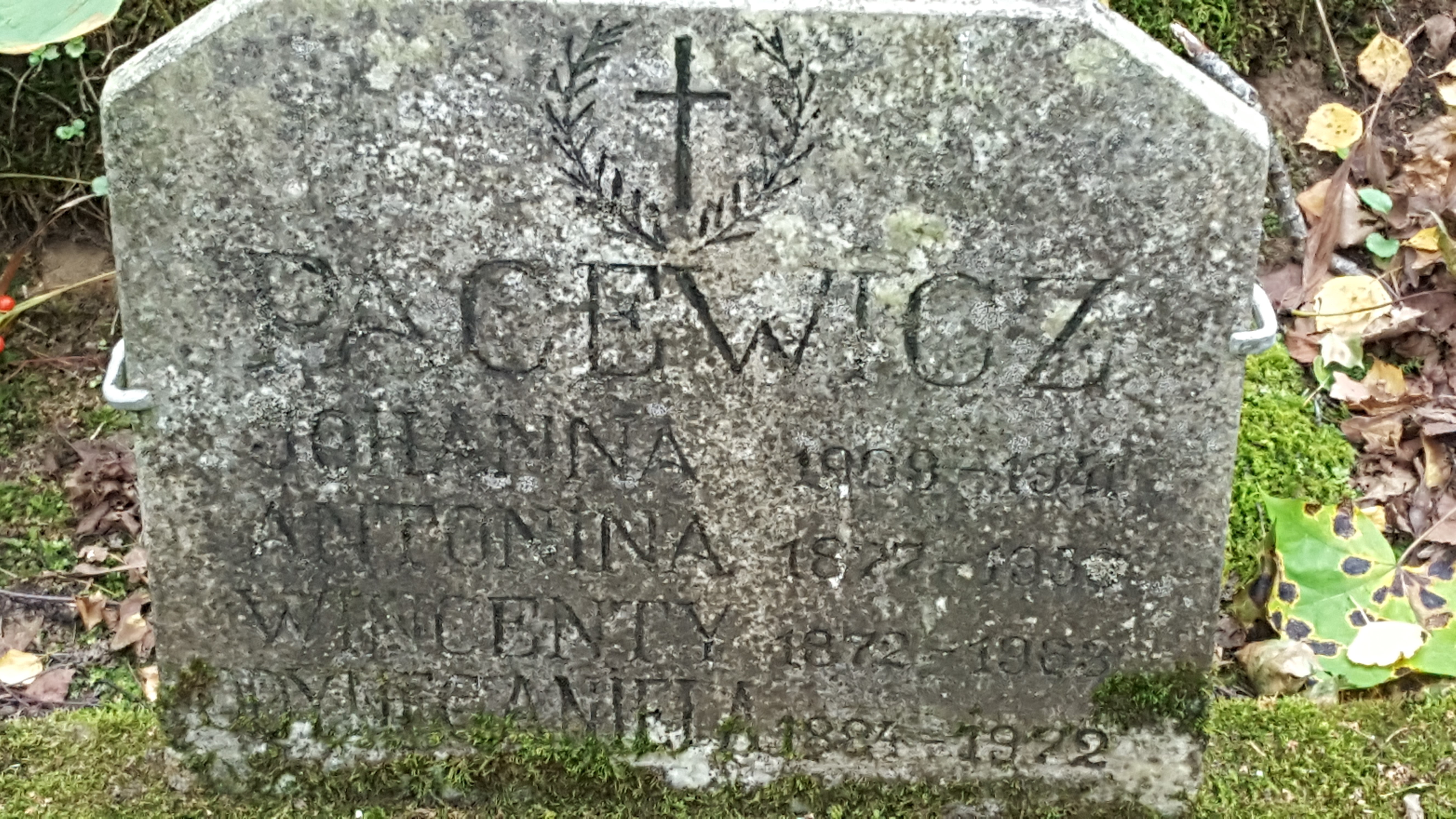 Napis z nagrobka rodziny Pacewiczów i Anieli Odyniec, cmentarz św. Michała w Rydze, stan z 2021 r.