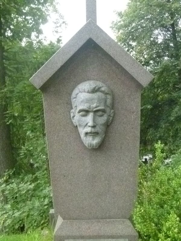 Detail of Antoni Wiwulski's tombstone, Na Rossie cemetery in Vilnius, as of 2013