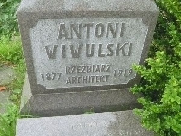 Inscription on the gravestone of Antoni Wiwulski, Na Rossie cemetery in Vilnius, as of 2013