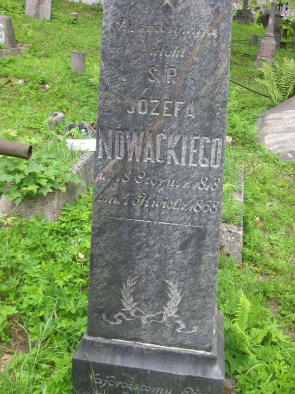 Fragment nagrobka Józefa Nowickiego, cmentarz na Rossie, stan z 2013 roku