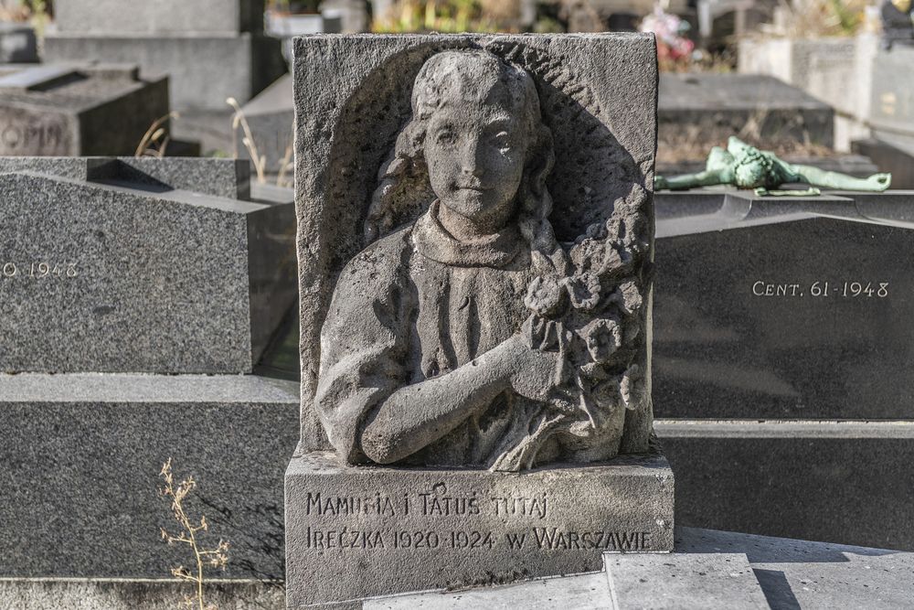 Fotografia przedstawiająca Tombstone monument to Ireczka Kędzierska-Berthier by Alina Szapocznikow in Paris