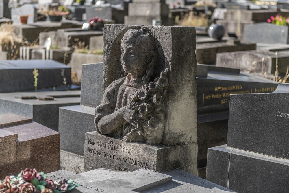 Fotografia przedstawiająca Tombstone monument to Ireczka Kędzierska-Berthier by Alina Szapocznikow in Paris