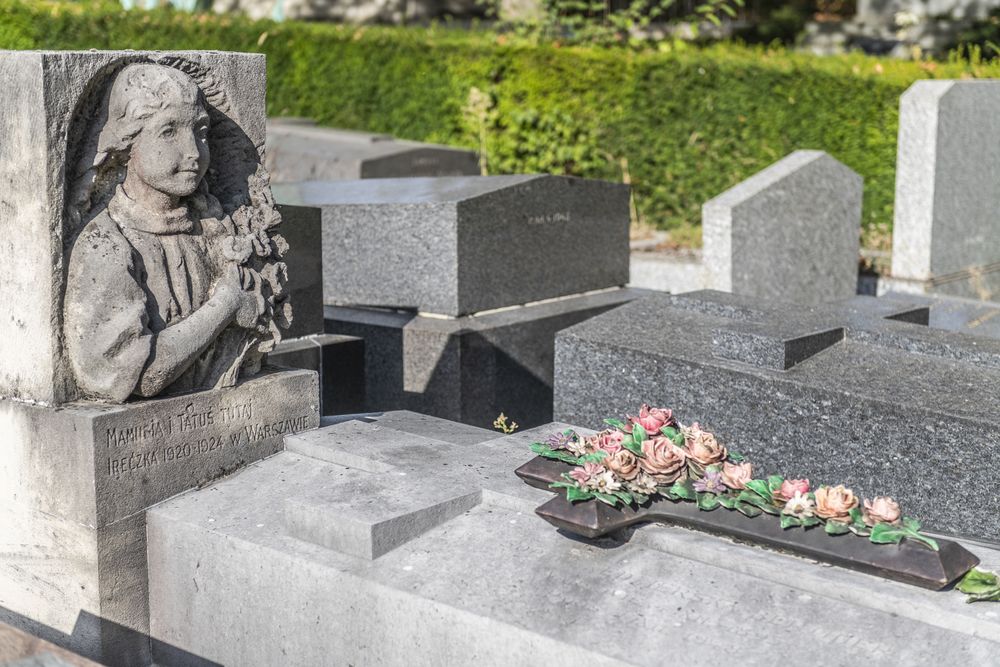 Fotografia przedstawiająca Tombstone monument to Ireczka Kędzierska-Berthier by Alina Szapocznikow in Paris