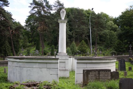 Nagrobek Józefa i Leopoldyny de Perthees, cmentarz na Rossie w Wilnie, stan z 2013