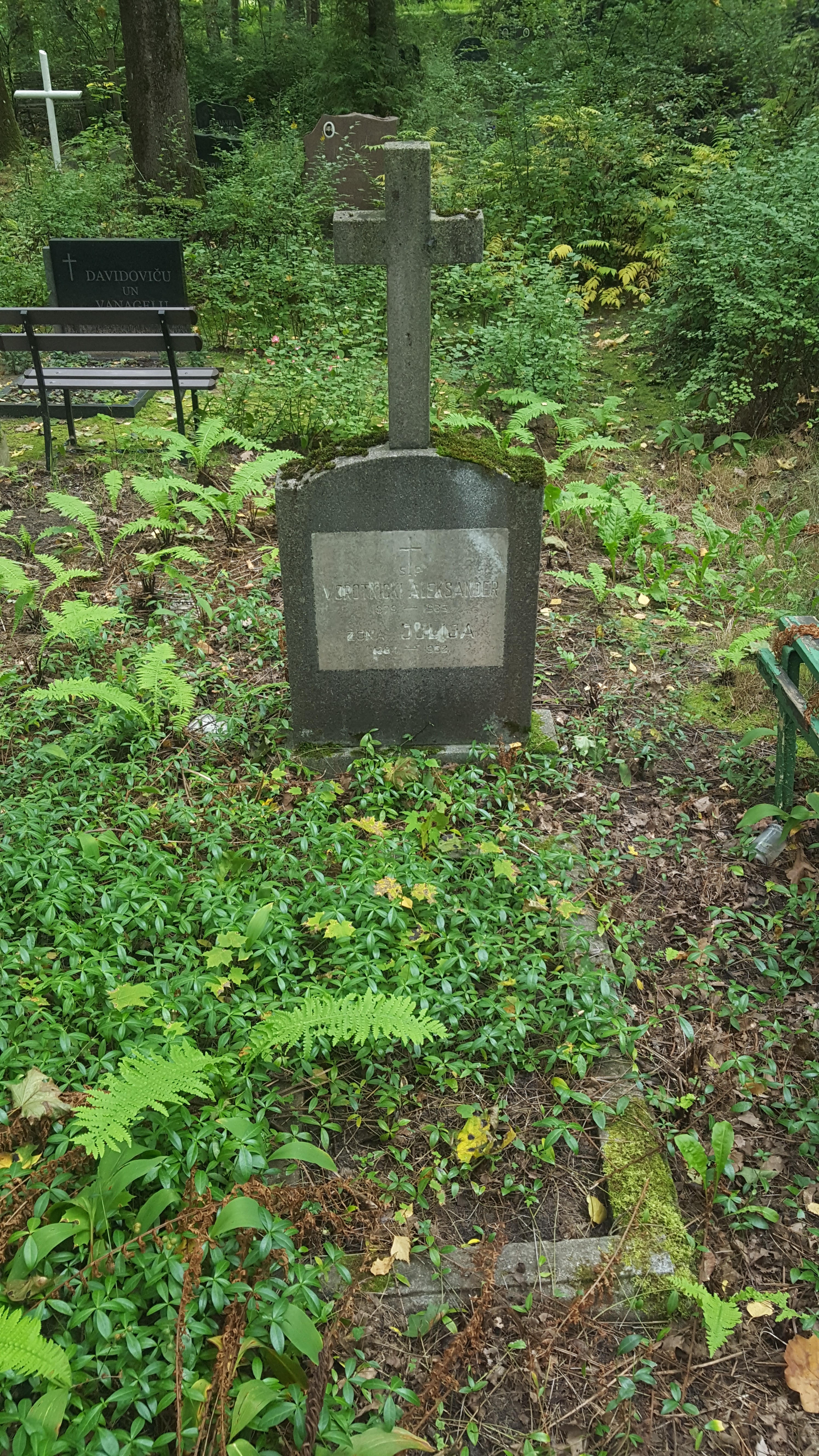 Nagrobek Aleksandra i Julii Worotnickich (Vorotnickich), cmentarz św. Michała w Rydze, stan z 2021 r.