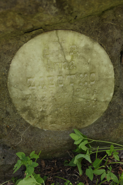 Fragment nagrobka Anny Zabotko, cmentarz na Rossie w Wilnie, stan z 2013