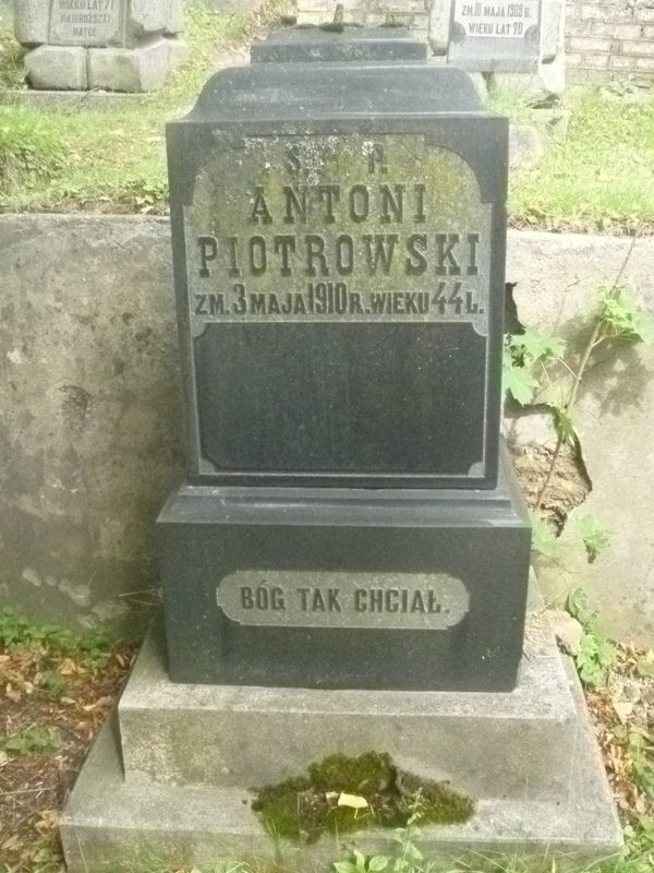 Nagrobek Antoniego Piotrowskiego, cmentarz Na Rossie w Wilnie, stan z 2013