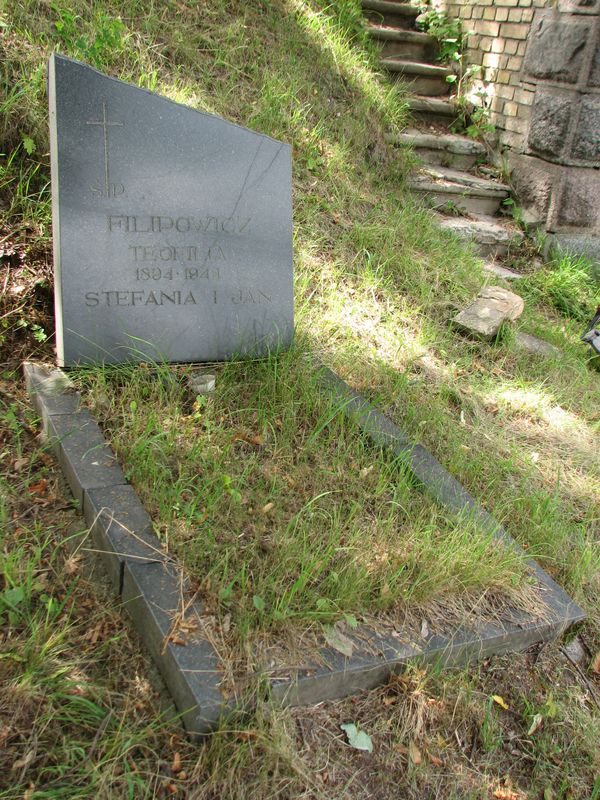 Nagrobek Jana, Stefanii i Teofilii Filipowicz, cmentarz na Rossie w Wilnie, stan na 2013 r.