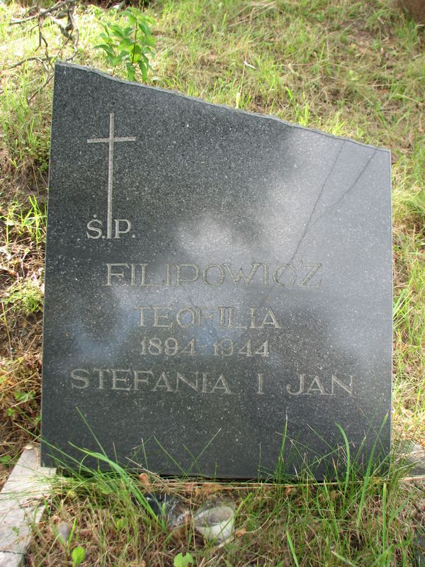 Tombstone of Jan, Stefania and Teofilia Filipowicz, Ross cemetery in Vilnius, as of 2013.